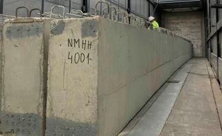 Folyamatosan érkeznek a nagyméretű betonelemek a Visegrádi utcába