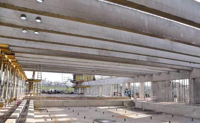 We witness a spectacular phase of the new swimming pool's construction