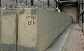 Ankunft großer Betonelemente in der Visegrádi utca 